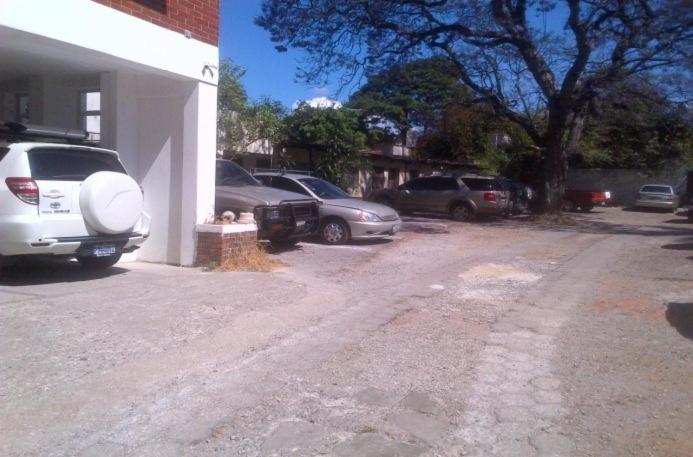 Apartamentos Comodos Cerca Del Aeropuerto グアテマラシティ エクステリア 写真